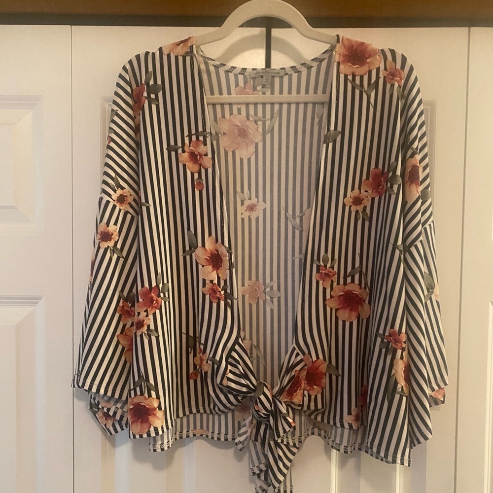 Charlotte Russe floral front tie Blouse (XL) NWOT